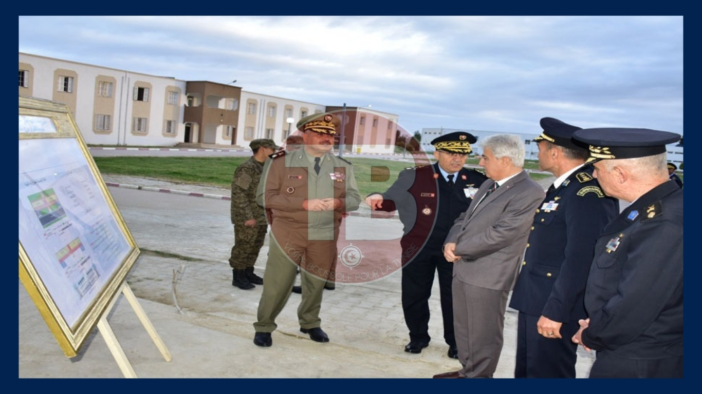 زيارة وزير الدفاع لمدرسة الطيران ببرج العامري للاطلاع على ظروف العمل والحياة والتعليم