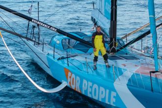 Grosse tuile sur le Vendée
Globe !