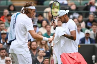 Apostoli, mère de Tsitsipas, s’en prend à Kyrgios : « S’il était possible de montrer uniquement son jeu sans le son, ce serait formidable »