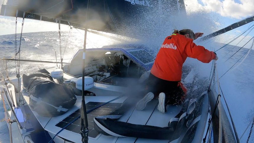 Vendée Globe, une concurrente en pleine
détresse