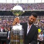 Vidéo - Djokovic porte le trophée de la Copa Libertadores devant plus de 80 000 personnes