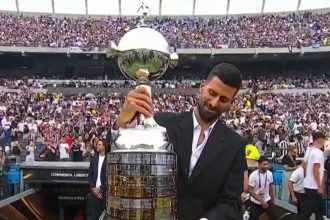 Vidéo - Djokovic porte le trophée de la Copa Libertadores devant plus de 80 000 personnes