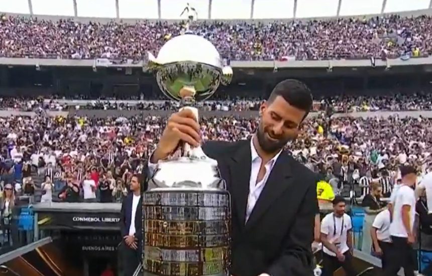 Vidéo - Djokovic porte le trophée de la Copa Libertadores devant plus de 80 000 personnes