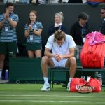 La colère de Tsitsipas lors d’un changement de côté à cause de son revers