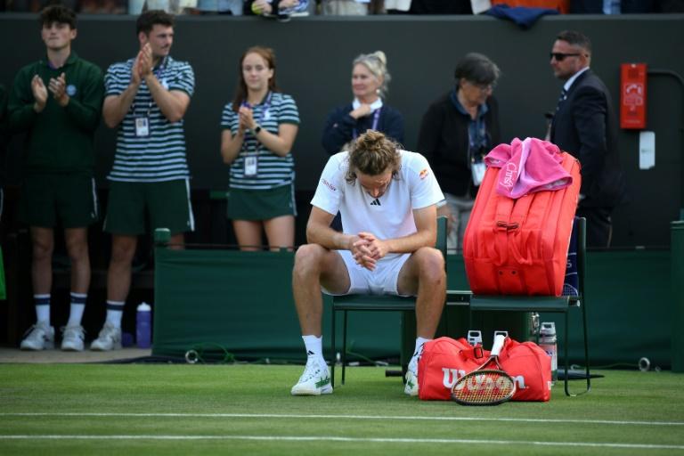 La colère de Tsitsipas lors d’un changement de côté à cause de son revers