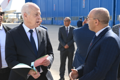 Kaïs Saïed  appelle à restaurer Tunisair lors d’une visite surprise à l’aéroport de Tunis-Carthage