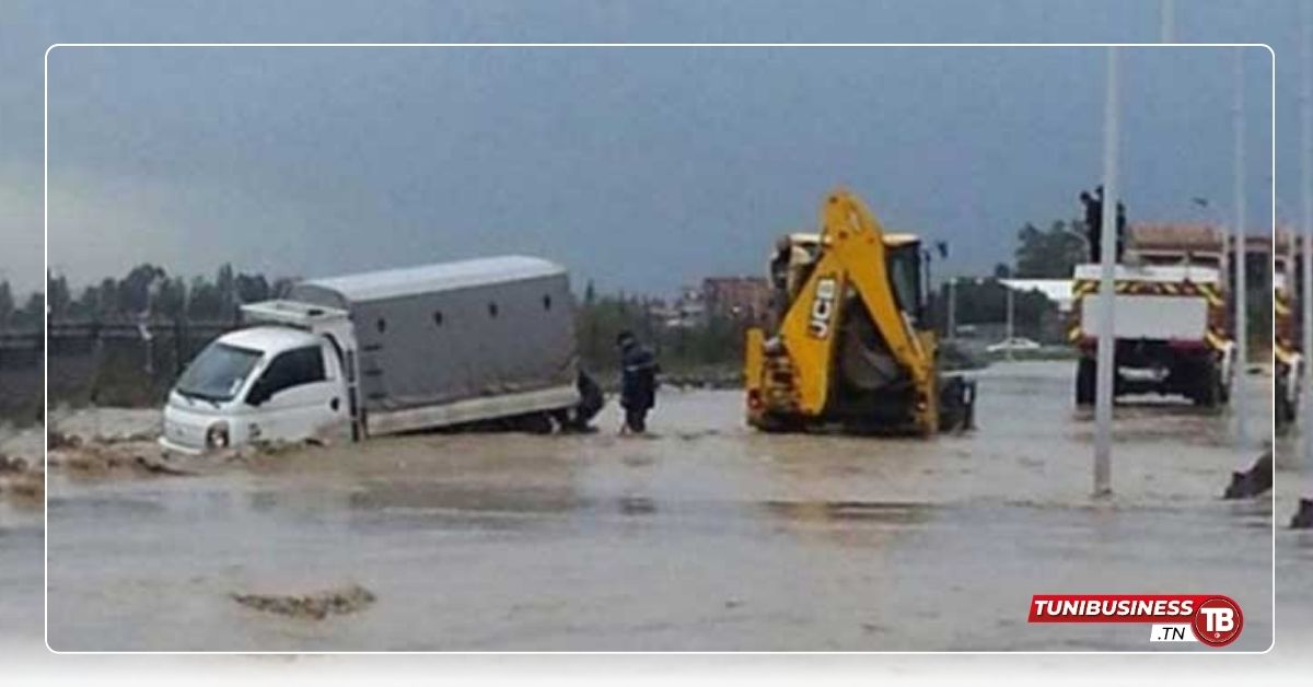 Fériana : Une Voiture Emportée par l'Oued Bouhia en Crue, le Conducteur Sauvé